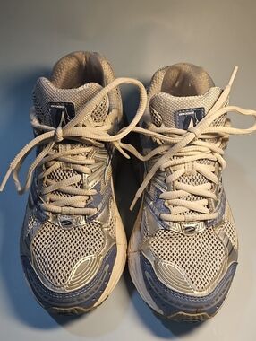 Brooks Womens Sneakers in Light Gray and Blue Accents. Size 8 Bin 11